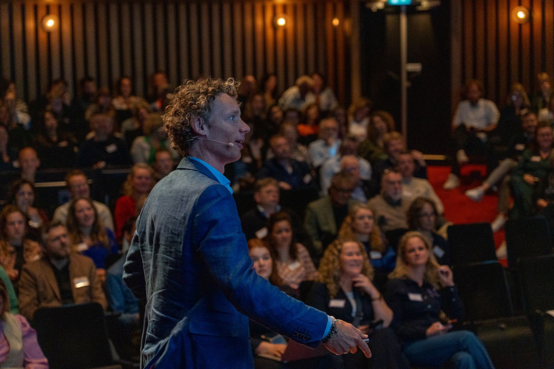 Laurens Waling in gesprek met de zaal tijdens een keynote
