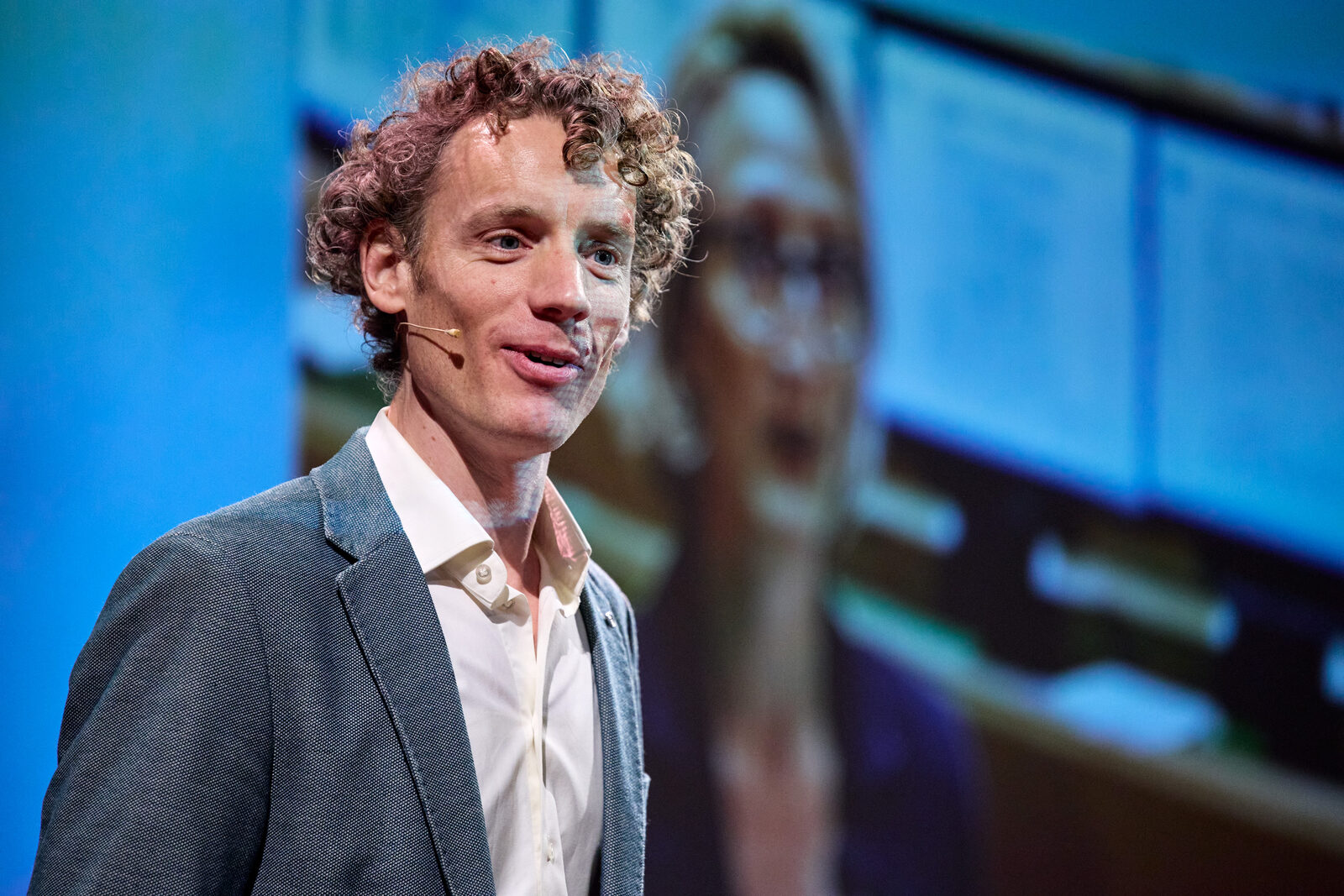 Laurens Waling in gesprek op het podium, lachend