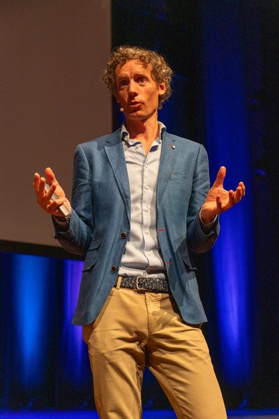 Laurens Waling energiek tijdens een keynote