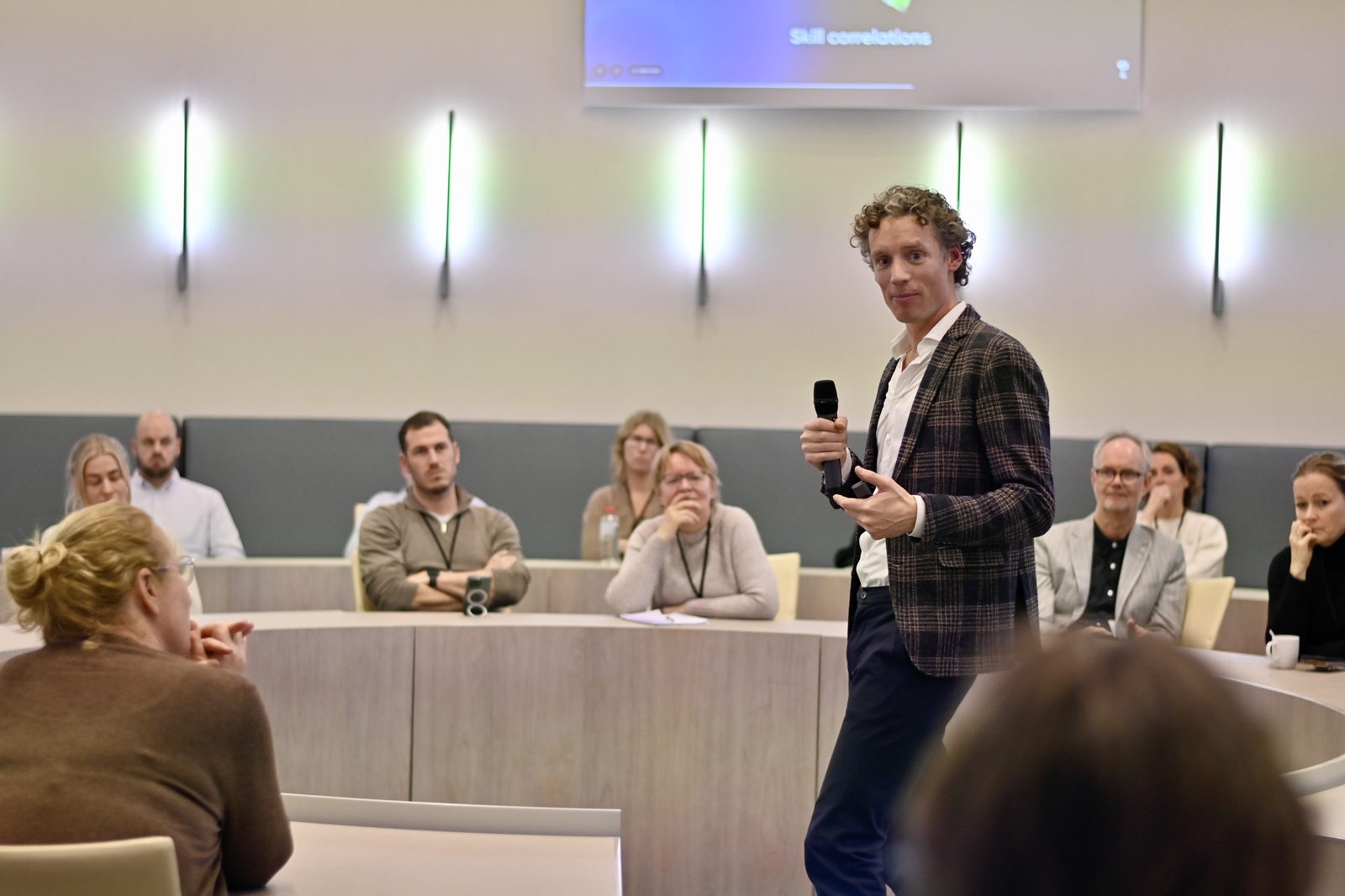 Laurens Waling aan tafel tijdens een rondetafelgesprek