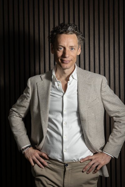 Laurens Waling, keynote spreker, buiten in de zon