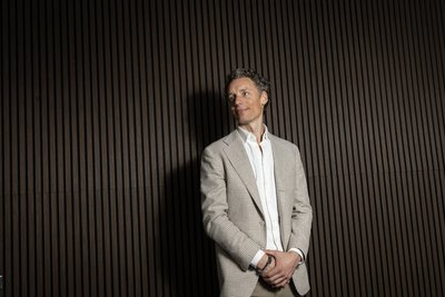 Laurens Waling tegen donkere houten wand
