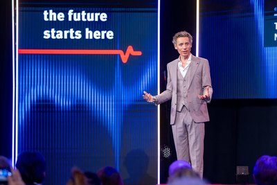 Laurens Waling op het podium voor het scherm 'the future starts here'